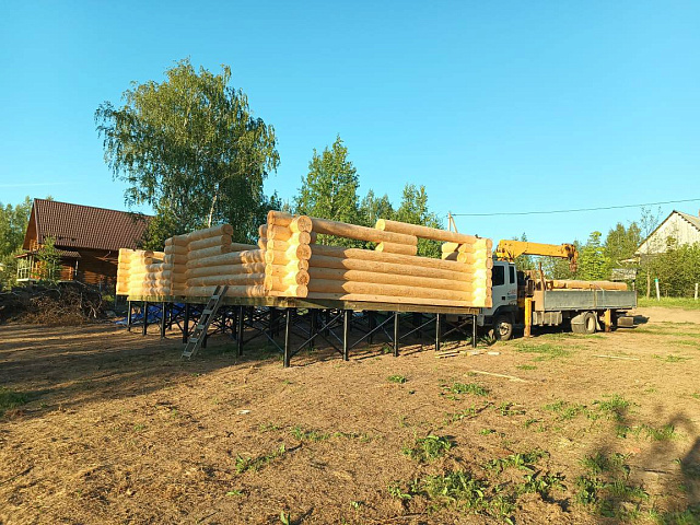 Сруб дома собираем на берегу реки